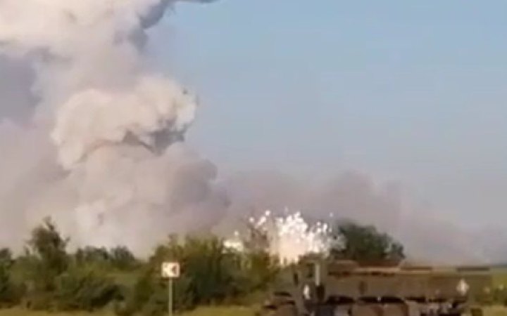 Скріншот з відео детонації боєприпасів на складі у Воронезькій області У Воронезькій області рф детонує склад з боєприпасами: введено надзвичайний стан (оновлено)