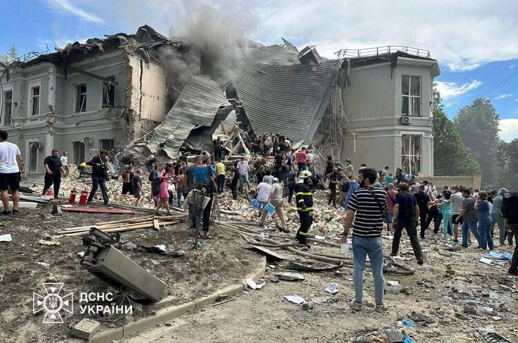 фото ДСНС Зеленський доручив уряду знайти місце, куди можна перемістити пацієнтів “Охматдиту”