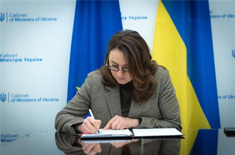 Україна отримає 5,2 млрд євро допомоги: підписано угоду з ЄС Україна отримає 5,2 млрд євро допомоги: підписано угоду з ЄС