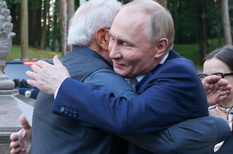 @narendramodi Зеленський назвав обійми Нарендри Моді з путіним «великим розчаруванням» після удару по «Охматдиту»