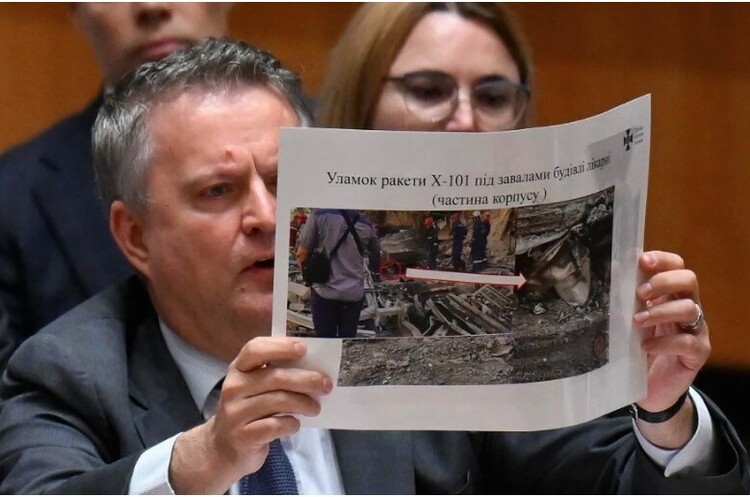 фото ANGELA WEISS / AFP росію критикують в ООН через удари по Україні, Кислиця продемонстрував фото уламків російської ракети