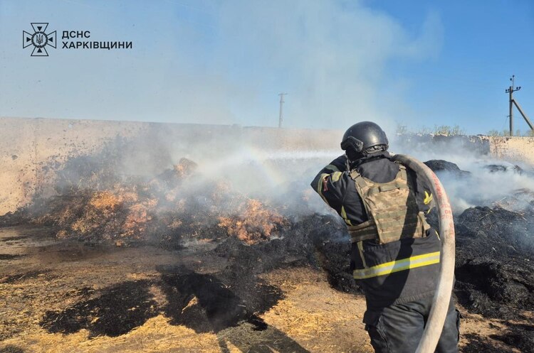 Ворог обстріляв сільгосппідприємство на Харківщині: є поранені Ворог обстріляв сільгосппідприємство на Харківщині: є поранені