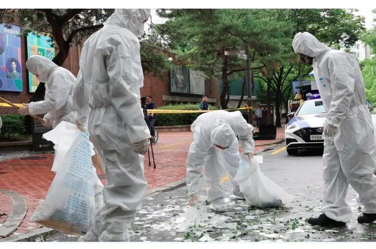 Фото: Park Dong-joo/Yonhap/AP/picture alliance КНДР знову запустила повітряні кулі зі сміттям у Південну Корею – одна з них впала біля президентського офісу