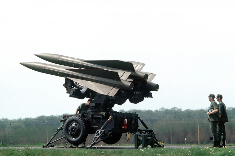 Україна отримає від Іспанії ще одну батарею ППО Hawk Україна отримає від Іспанії ще одну батарею ППО Hawk