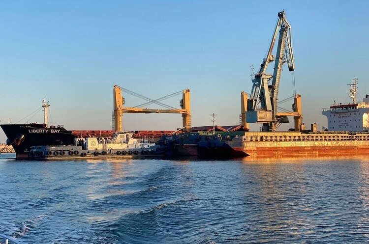 Перевалка вантажу плавкраном на морське судно в Констанці «Нібулон» і румунська TTS розвивають співпрацю. Як працює найбільший логістичний проєкт українського та румунського бізнесу