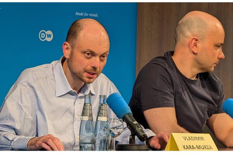 фото ФБК @ACF_int Кара-Мурза на першій після звільнення прес-конференції: “Санкції варто вводити не проти всіх росіян, а проти путіна”