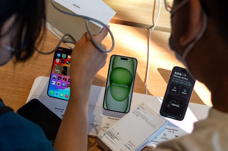 Продажі Apple у Китаї впали на 6,5%: конкуренція зростає, але нові ШІ-функції можуть змінити ситуацію Продажі Apple у Китаї впали на 6,5%: конкуренція зростає, але нові ШІ-функції можуть змінити ситуацію