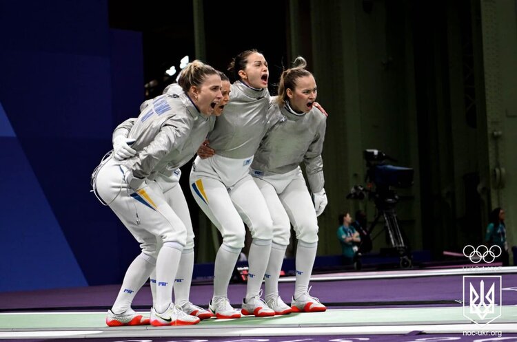 фото Національний олімпійський комітет України Перше золото України на Олімпіаді-2024: жіноча збірна з фехтування на шаблях перемогла кореянок
