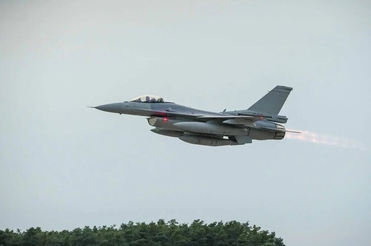 Фото: Praise The Steph / Х Перші десять винищувачів F-16 прибули до України наприкінці липня