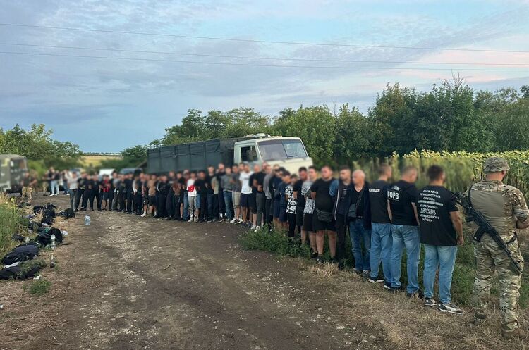 Прикордонники затримали КАМАЗ майже з 50 чоловіками – ДПСУ Прикордонники затримали КАМАЗ майже з 50 чоловіками – ДПСУ