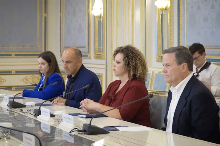 До Києва прибула двопартійна делегація Палати представників США До Києва прибула двопартійна делегація Палати представників США