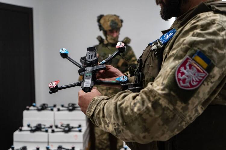 Українські воїни знову вразили російський гелікоптер FPV-дроном Українські воїни знову вразили російський гелікоптер FPV-дроном