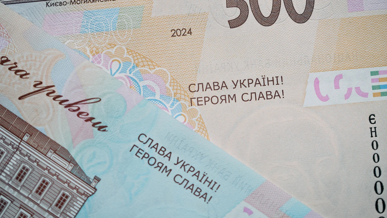 НБУ випустив модифіковані банкноти з патріотичним написом: фото НБУ випустив модифіковані банкноти з патріотичним написом: фото
