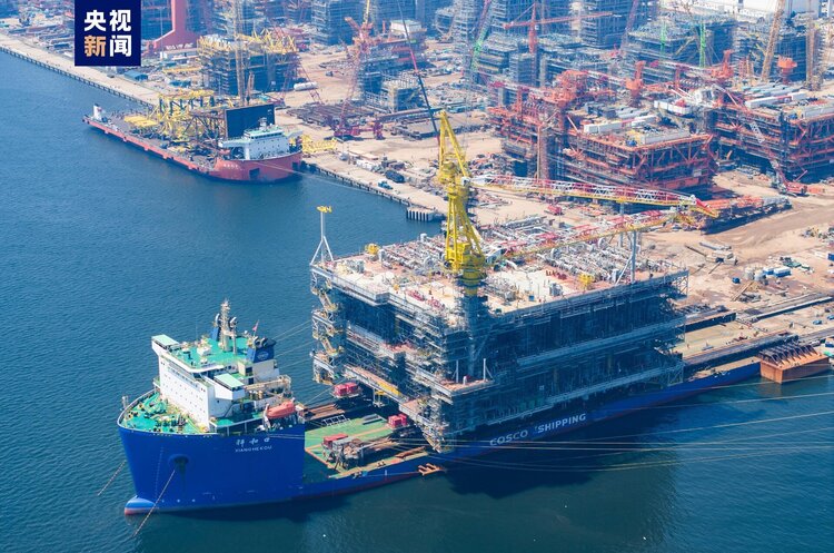 У Китаї збудували найбільшу у світі морську платформу для видобутку нафти та газу У Китаї збудували найбільшу у світі морську платформу для видобутку нафти та газу