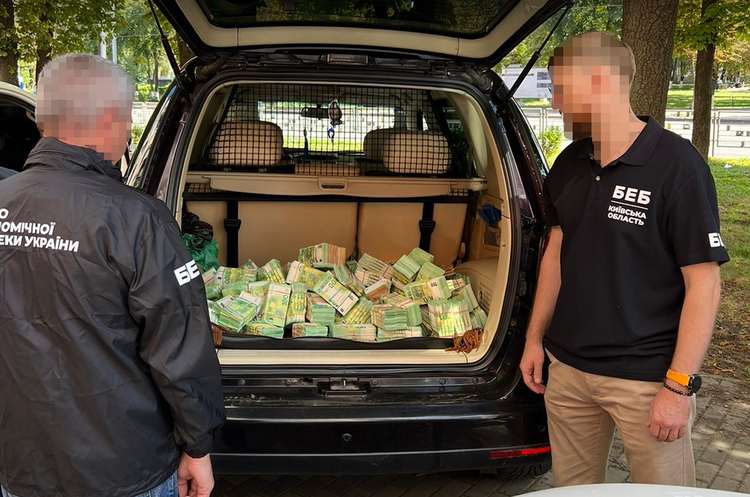 БЕБ виявило майже 5 млн євро «чорної» готівки у бухгалтерки постачальника продуктів для МО БЕБ виявило майже 5 млн євро «чорної» готівки у бухгалтерки постачальника продуктів для МО