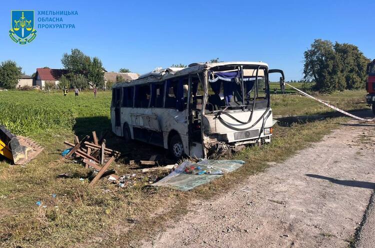 На Хмельниччині автобус із дітьми потрапив у ДТП: загинула 12-річна дівчинка та вчителька На Хмельниччині автобус із дітьми потрапив у ДТП: загинула 12-річна дівчинка та вчителька