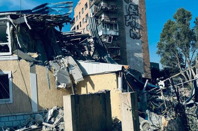 Фото: Офіс генерального прокурора Вночі росіяни вдарили по готелю у Краматорську: постраждали журналісти (оновлено)