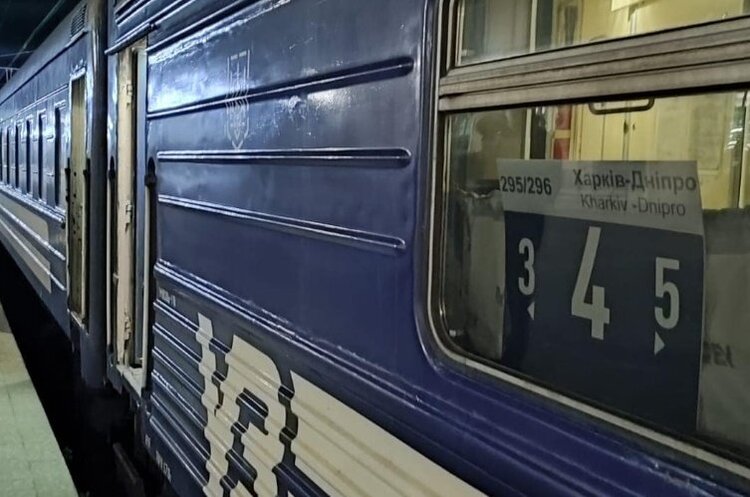 «Укрзалізниця» попереджає: деякі поїзди сьогодні запізнюються через ремонт після обстрілів «Укрзалізниця» попереджає: деякі поїзди сьогодні запізнюються через ремонт після обстрілів