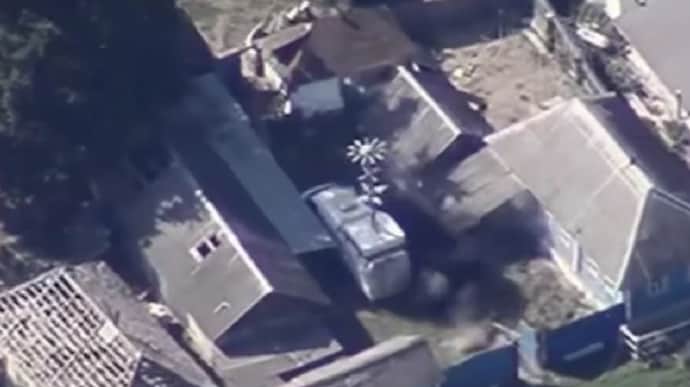 Оператори ССпО знищили на Курщині російський комплекс РЕБ «Сапфір» (відео) Оператори ССпО знищили на Курщині російський комплекс РЕБ «Сапфір» (відео)