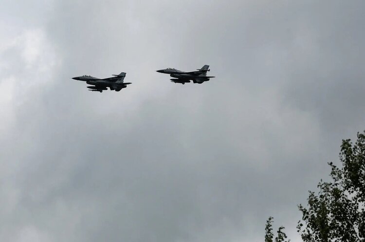 У США вважають малоймовірним, що український F-16 збили дружнім вогнем – NYT У США вважають малоймовірним, що український F-16 збили дружнім вогнем – NYT