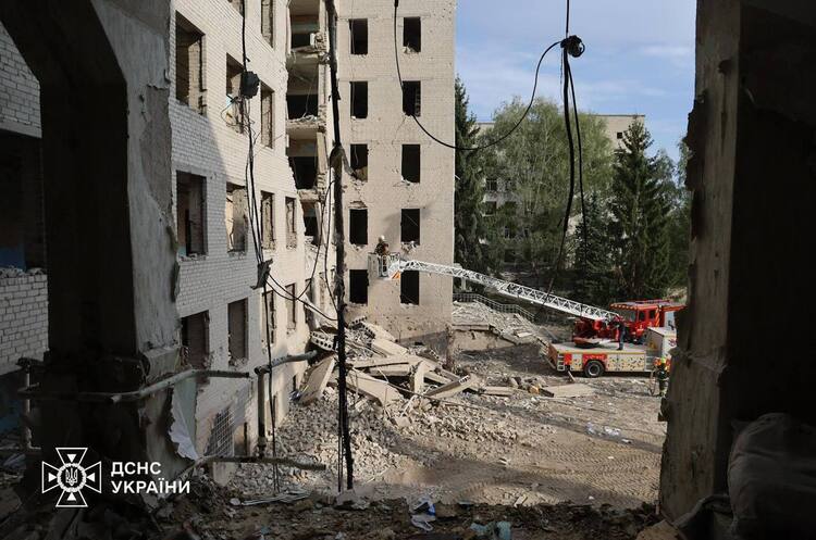 Ракетний удар по інституту в Полтаві: кількість загиблих зросла до 58 осіб (оновлено) Ракетний удар по інституту в Полтаві: кількість загиблих зросла до 58 осіб (оновлено)
