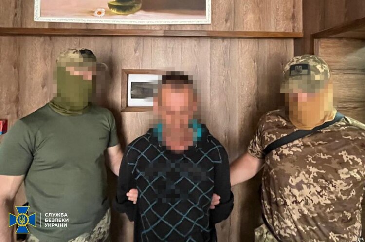 фото СБУ СБУ затримала агента ГРУ, який встановлював відеопастки для онлайн-коригування ударів по Києву