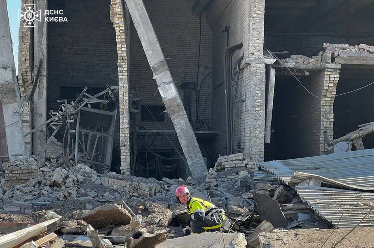Фото: ДСНС Вибух на підприємстві у Києві: є загиблі (оновлено)