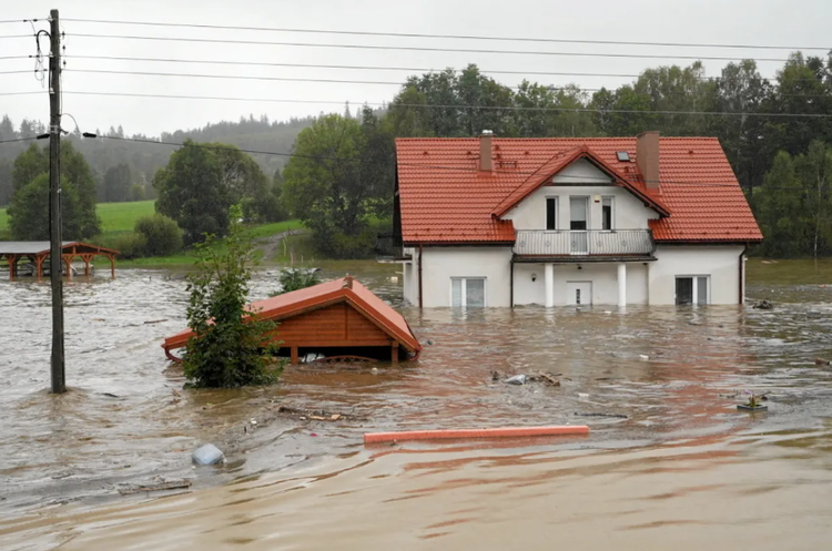 Фото: Agencja Wyborcza.pl через Reuters Через повені у Польщі та Чехії деякі потяги до України затримуються, інші – скасовано