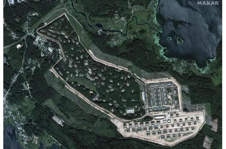 SATELLITE IMAGE ©️2023 MAXAR TECHNOLOGIES російські воєнкори: на складі в Торопці ракети лежали під відкритим небом