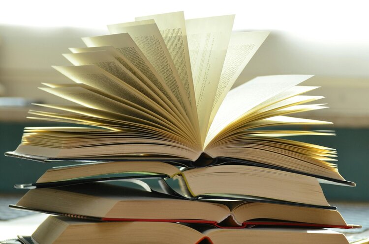 Зображення: pexels.com Дайджест книжкових новинок вересня: ігри розуму, підкорення космосу та вчені-відчайдухи