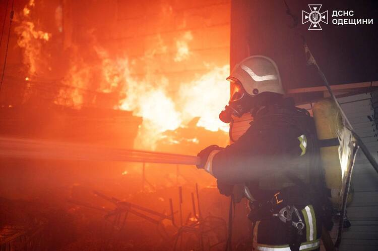 Фото: ДСНС Вночі ППО збила дві ракети та 56 із 87 «шахедів» – Повітряні сили (оновлено)
