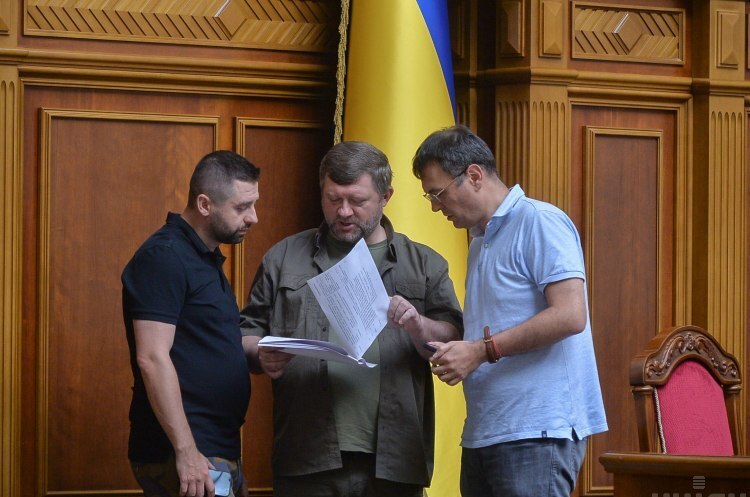 Давид Арахамія, Олександр Корнієнко, Данило Гетманцев. Фото УНІАН Перше, але не останнє підвищення податків. Рада готова голосувати за збільшення військового збору та ставок податку на прибуток