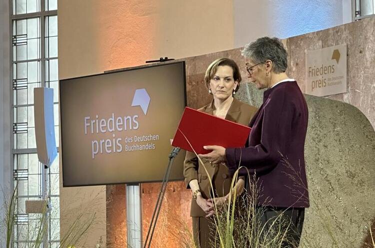 @BundesKultur Письменниця Енн Епплбаум під час вручення німецької премії миру закликала озброїти Україну