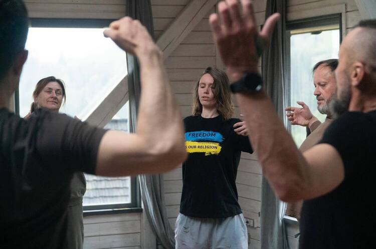 «Віднова спільнотою». Пластична вистава «Косачка» вирушає у тур і запускає благодійну реабілітаційну резиденцію для жінок-військових