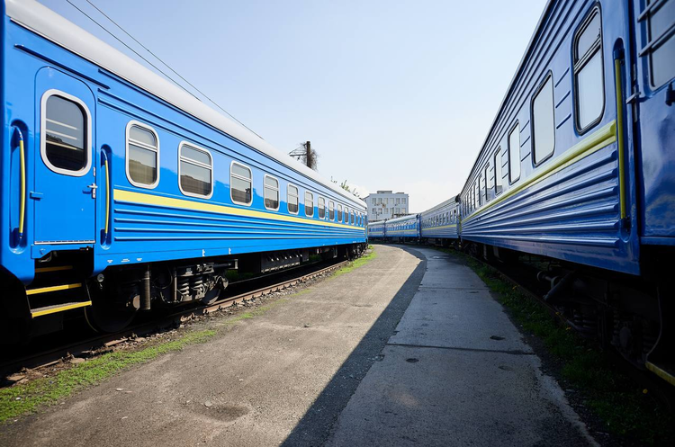 Зображення ілюстративне росіяни обстріляли ділянку залізниці між Миколаєвом і Херсоном, рух зупинили