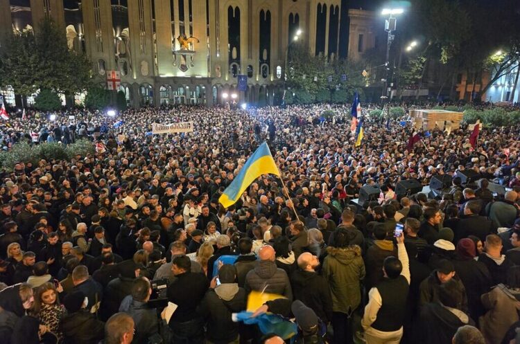 Грузини протестують проти підсумків виборів біля будівлі парламенту у Тбілісі 28 жовтня 2024 року Фото: OC Media