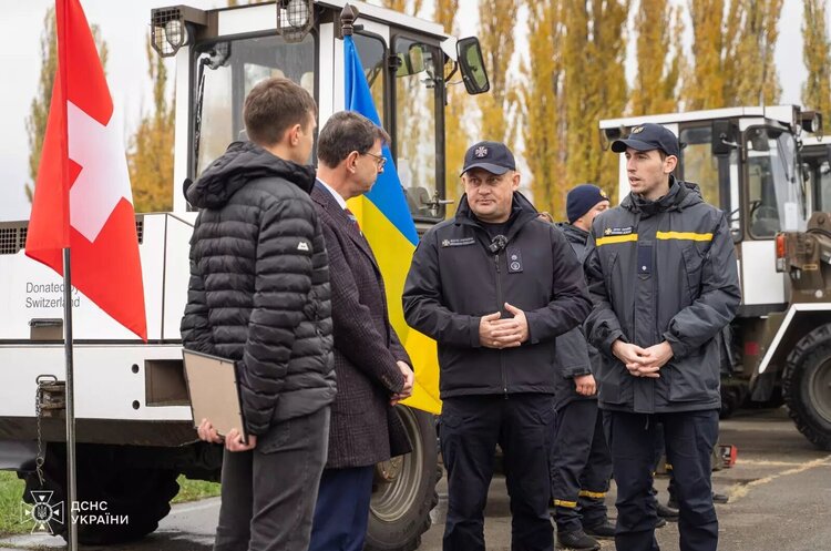 Швейцарія передала Україні 24 колісні навантажувачі та 30 пожежних мотопомп – ДСНС Швейцарія передала Україні 24 колісні навантажувачі та 30 пожежних мотопомп – ДСНС