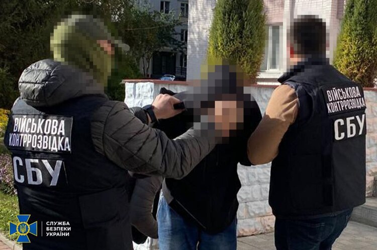 СБУ затримала агента ГРУ, причетного до загибелі трьох жителів Сум від атаки «шахедів» СБУ затримала агента ГРУ, причетного до загибелі трьох жителів Сум від атаки «шахедів»