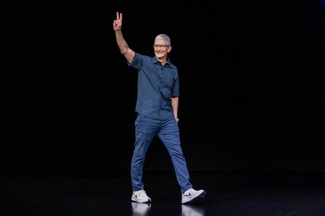  ҳ .   Apple  Nike 