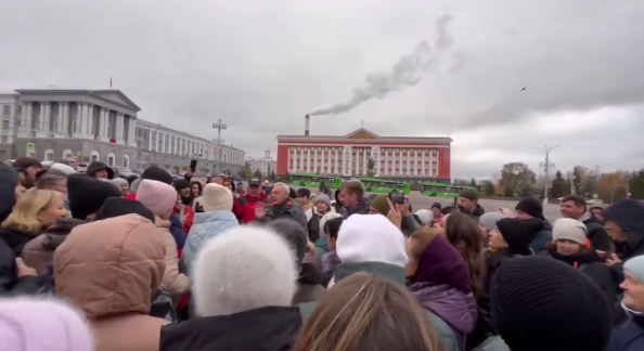 Скріншот з відео Біженці із Суджі вийшли на мітинг у Курську: вимагали визнати що «йде війна»
