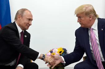 Фото: Susan Walsh/AP Трамп зідзвонився з путіним: нагадав про присутність військ США у Європі та порадив не загострювати