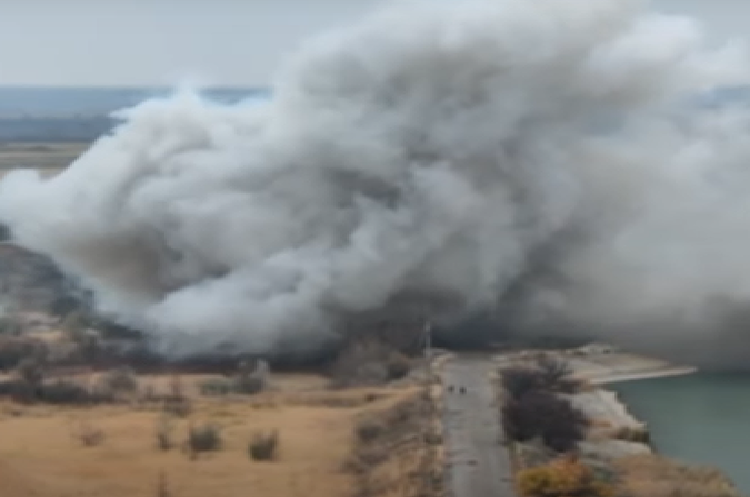 Скріншот з відео ТСН З Курахівського водосховища вилилося 15 млн кубометрів води – Донецька ОВА