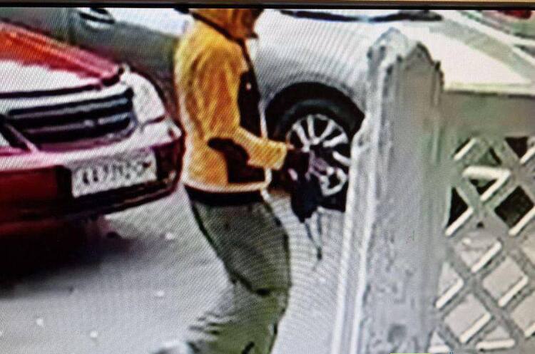 У Києві затримали чоловіка, який підірвав вибухівку поблизу адмінбудівлі У Києві затримали чоловіка, який підірвав вибухівку поблизу адмінбудівлі