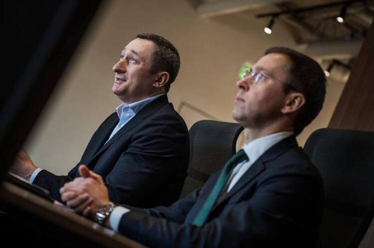 Очільник НАК «Нафтогаз України» Олексій Чернишов та керівник «Укрнафти» Сергій Корецький Що буде із Shell в Україні після придбання «Укрнафтою» 118 автозаправок
