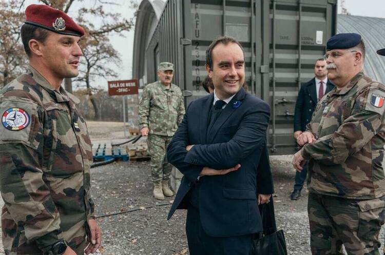 фото DR Франція заявила, що постачатиме Україні зброю в рахунок заморожених російських активів