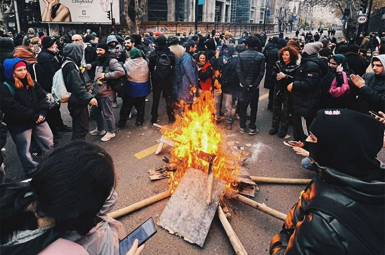 Фото: NEWSGEORGIA Протести у Тбілісі: силовикам не вдалося розігнати мітингувальників