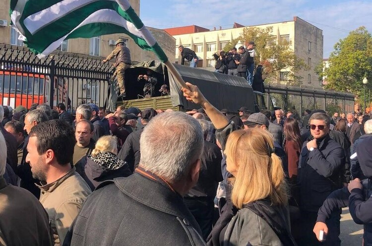 фото з соцмереж Парламент Абхазії відмовився від інвестиційної угоди з росією, проти якої розгорілися масові протести