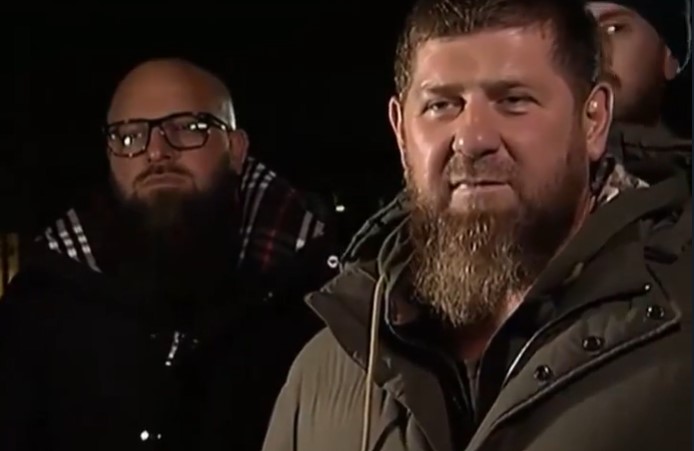 фото DR Кадиров привіз з собою на пряму лінію українських полонених і заявив, що зробить із них живий щит