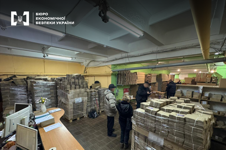 Ошукали більш як на 100 млн грн: БЕБ викрило мережу кол-центрів Ошукали більш як на 100 млн грн: БЕБ викрило мережу кол-центрів