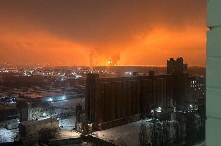 фото з соцмереж У російському Брянську після ударів невідомих дронів – масштабна пожежа на нафтобазі